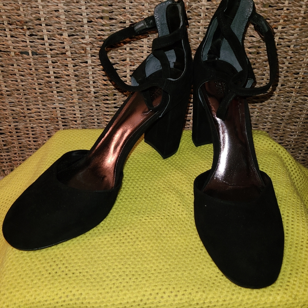 Suede Round Toe Pump